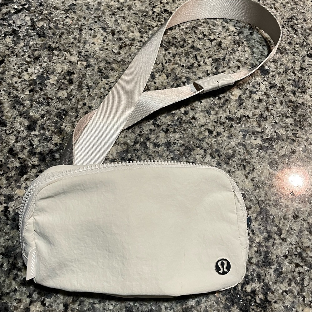 Lululemon belt bag gray/white